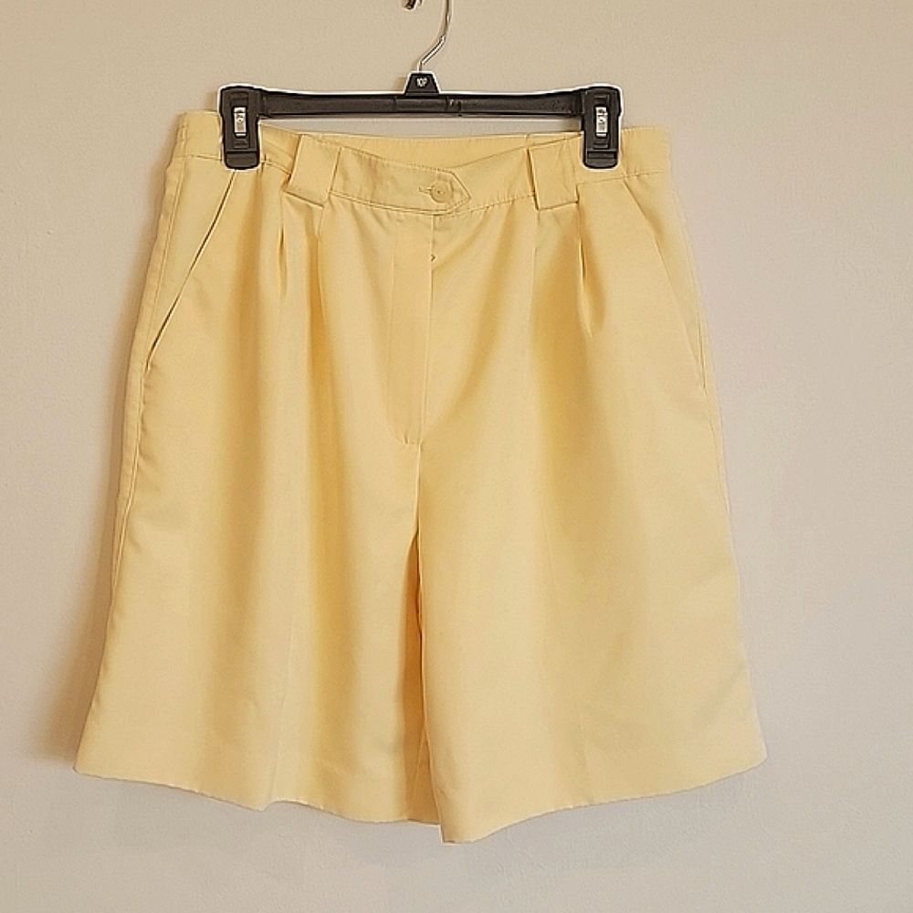 Tail light yellow Bermuda shorts. Size 12